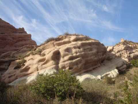 As the wind enters the canyon from the north it gets compressed and accelerates. The resulting flow is powerful enough to wear down the rock, creating this smooth, buckled surface. As the wind enters the canyon from the north it gets compressed and accelerates. The resulting flow is powerful enough to wear down the rock, creating this smooth, buckled surface.