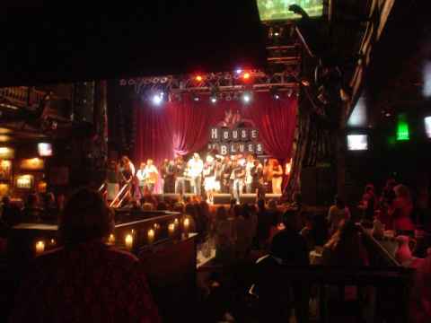 At the end of the performance, anyone who wants to can come up on stage and shake it. At the end of the performance, anyone who wants to can come up on stage and shake it.