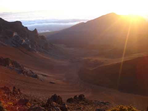 The valley seen is often mistaken for an extinct volcano, but this is not the case. The valley that crosses the southern part of Maui started as two valleys, one in the north and one in the south. As the porous volcanic rock eroded, the valleys extended toward the summit and finally merged, producing a valley that crosses the Haleakala mountain. The valley seen is often mistaken for an extinct volcano, but this is not the case. The valley that crosses the southern part of Maui started as two valleys, one in the north and one in the south. As the porous volcanic rock eroded, the valleys extended toward the summit and finally merged, producing a valley that crosses the Haleakala mountain.