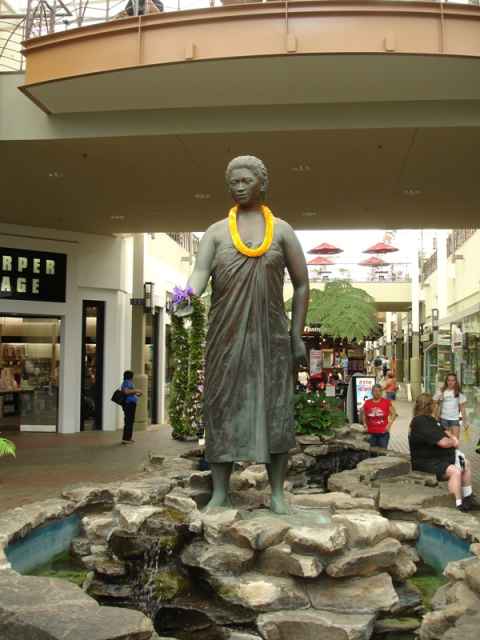 Statue of Ka'ahumanu in the Queen Ka'ahumanu Center. All coins thrown in the pool are donated to local charities. Statue of Ka'ahumanu in the Queen Ka'ahumanu Center. All coins thrown in the pool are donated to local charities.