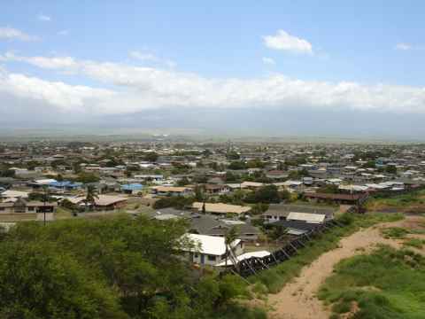 View over a residential district of Kahului. (Wailuku looks the same.)
