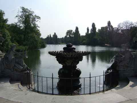 The north end of The Long Water near The Fountains. The Long Water becomes The Serpentine about half a kilometer south. The north end of The Long Water near The Fountains. The Long Water becomes The Serpentine about half a kilometer south.