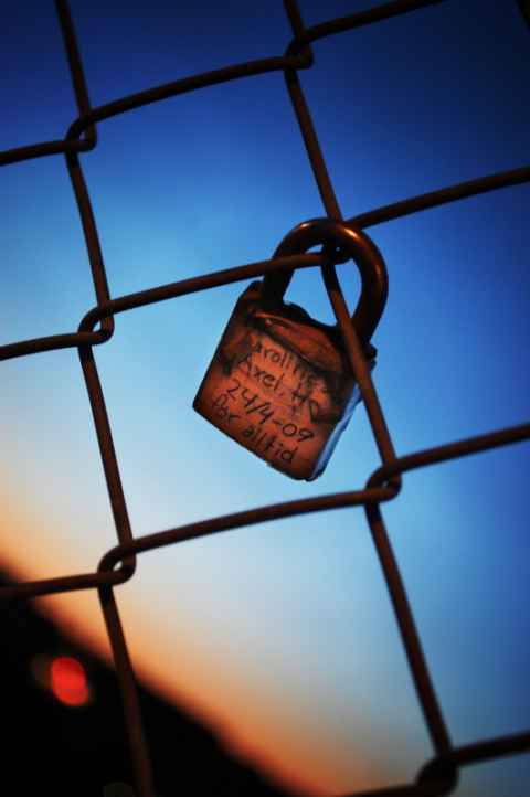 "Caroline & Axel.H 24/4-09 för alltid" / "Caroline & Axel H. April 24th, 2009, for ever"