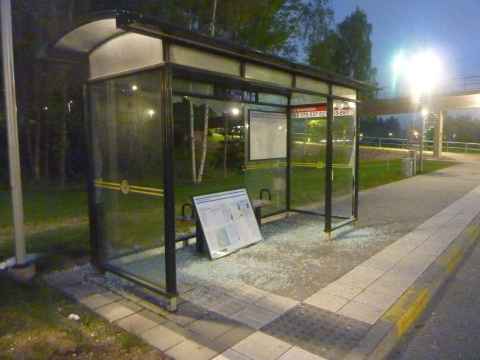 The damage was minimal. This bus stop (and the one on the other side of the road) were smashed, but they are both on the outskirts of Husby where nobody goes.