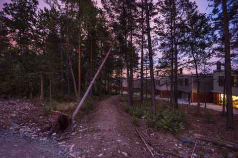 The start of the little path that takes you to the track.