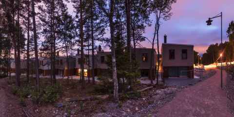The start of the little path that takes you to the track, and the path connecting Heklagatan (seen in the distance) and Västfjordsgatan.
