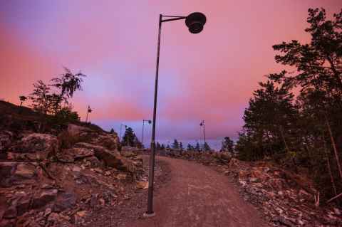 Looking up towards Västfjordsgatan from the path connecting it and Heklagatan.